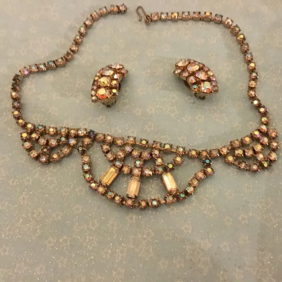 Vintage continental  Aurora borealis rhinestone jewellery set, clip on earrings - Picture 8 of 11